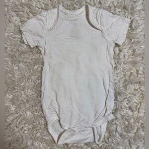 Kyte Baby White Onesie/Bodysuit | 0-3 months